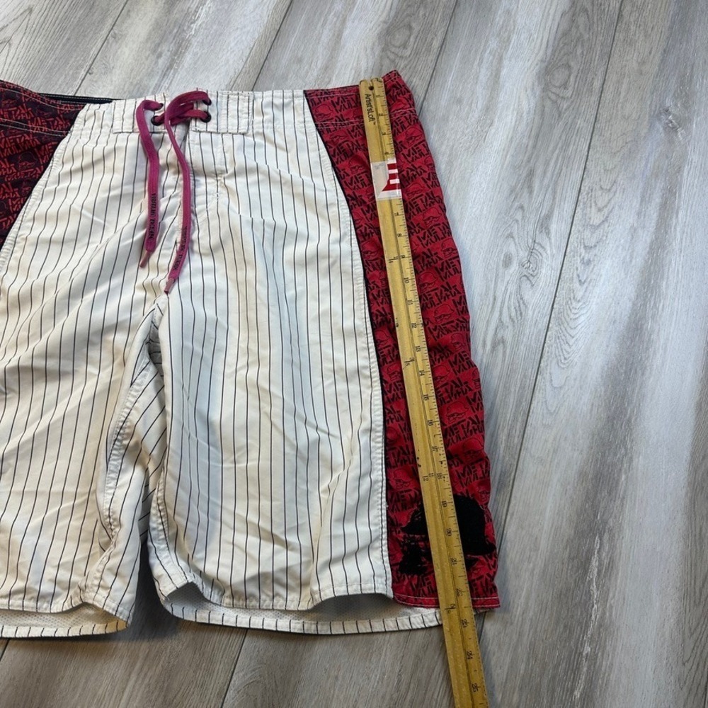 Metal Mulisha Board Shorts Mens 36 White Red Skull Helmet Striped Swim Trunks - Picture 5 of 9